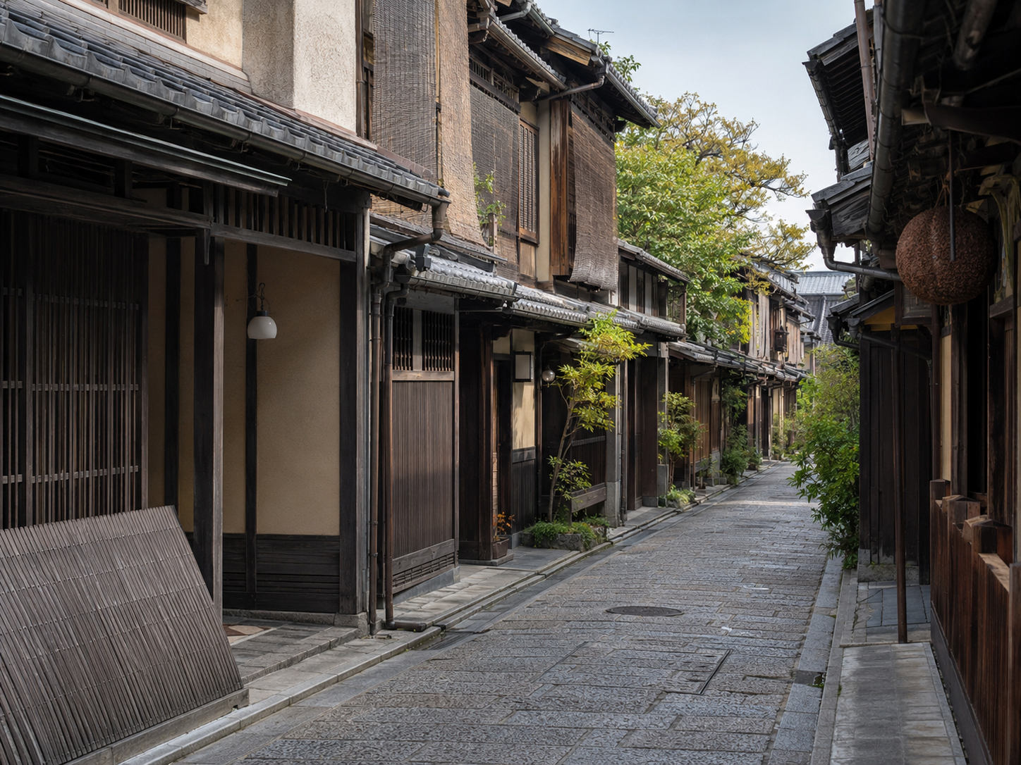 京都らしい町家が連なる石畳の街並み
